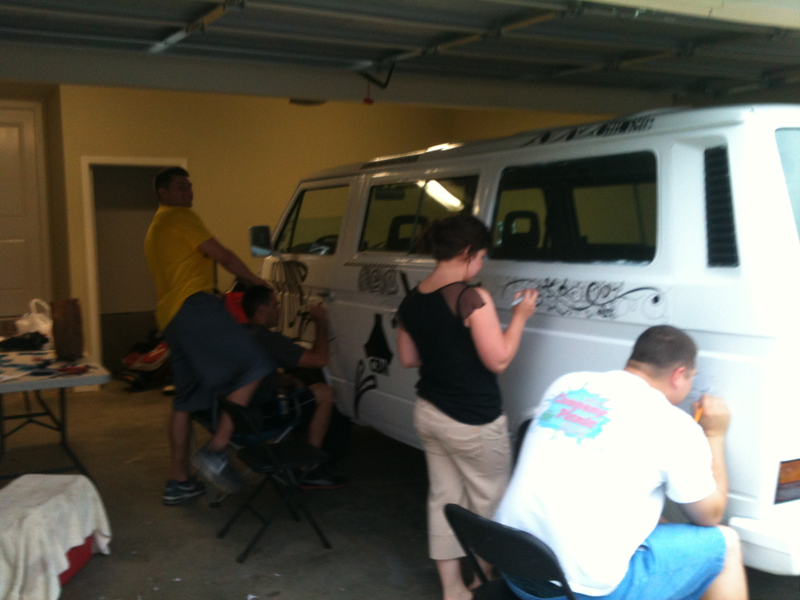 Illustration for article titled Guy invites strangers to get drunk and draw on his van,